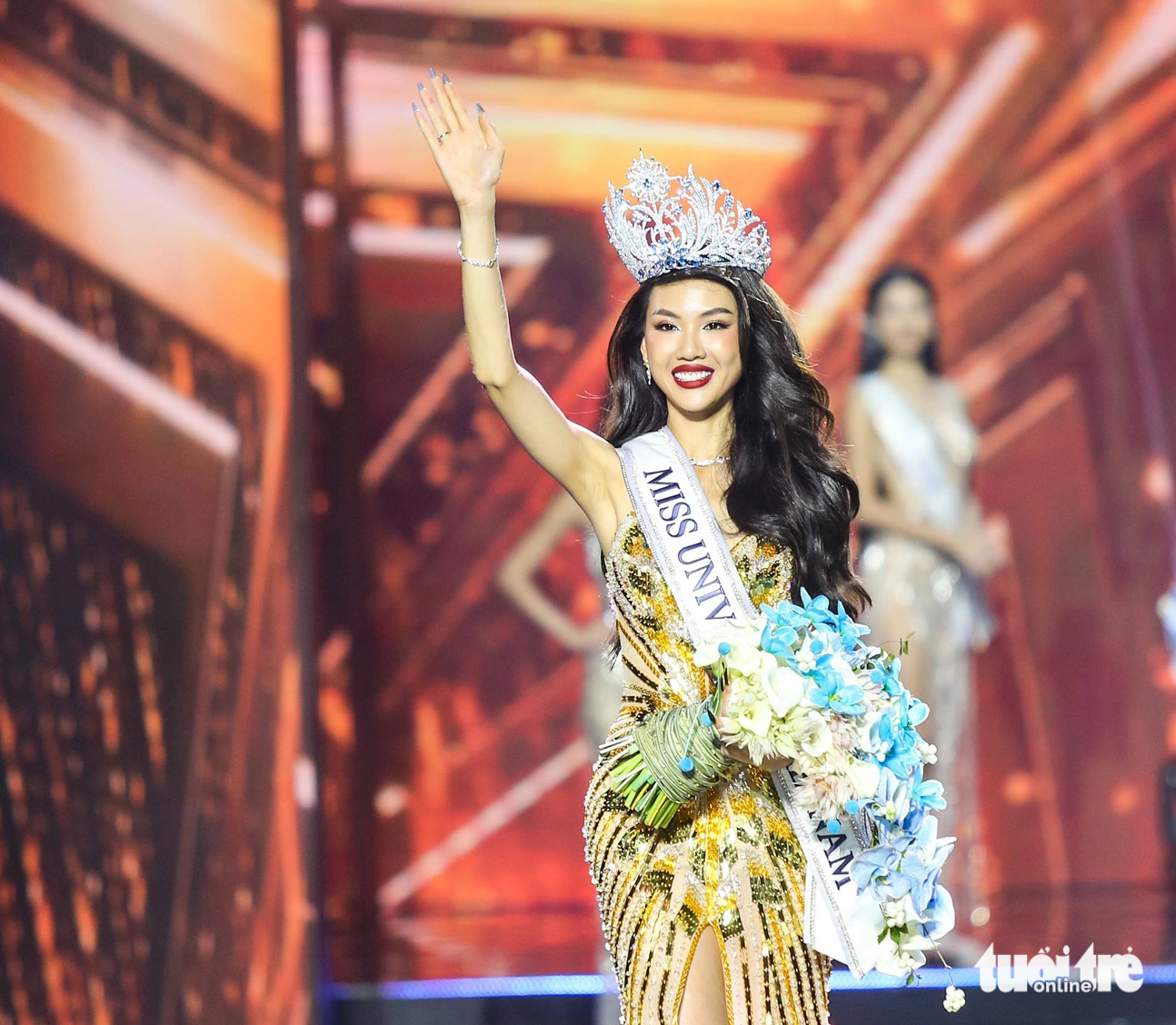 Miss Universe Vietnam 2023 Bui Quynh Hoa waves to the audience after winning the grand title in the beauty pageant’s finale in Ho Chi Minh City, September 29, 2023. Photo: Phuong Quyen / Tuoi Tre