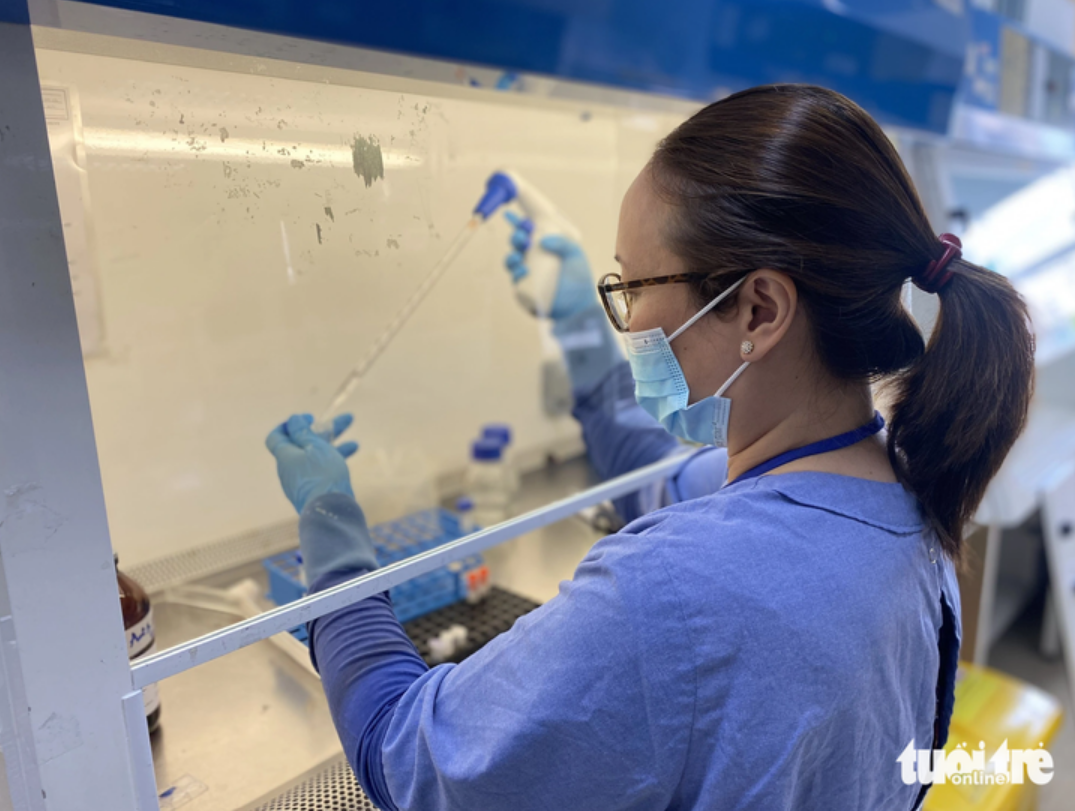 A medical worker in Ho Chi Minh City conducts a test to discover infections. Photo: Xuan Mai / Tuoi Tre