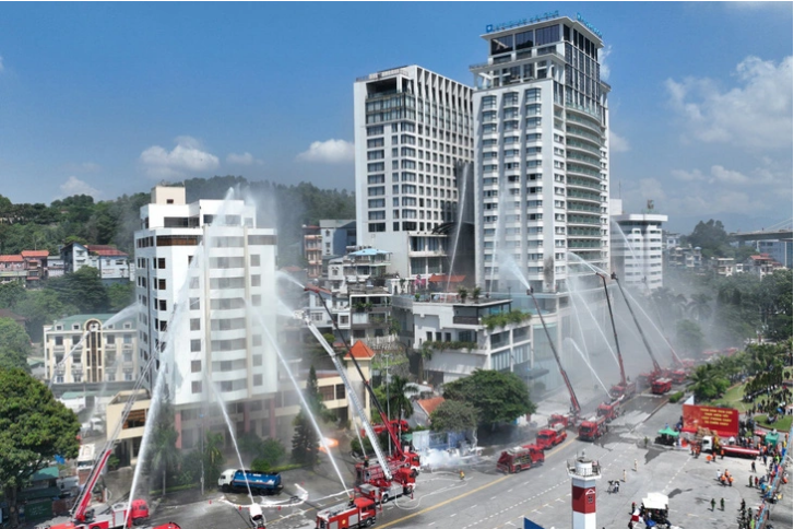 More than 2,000 people and hundreds of vehicles are mobilized to put out the fires at two hotels in Bai Chay Ward, Ha Long City, Quang Ninh Province. Photo: Do Phuong / Tuoi Tre