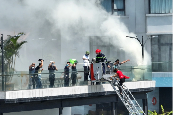 Rescuers save the victims of the blaze at Wyndham Legend Hotel in Quang Ninh Province to safe places. Photo: Do Phuong / Tuoi Tre