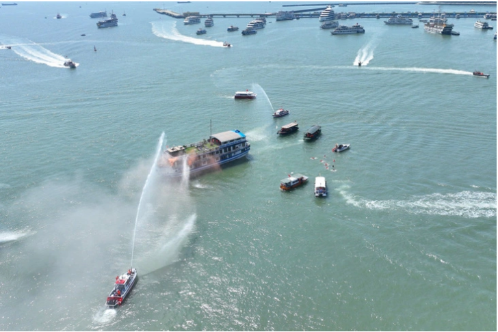 The local authorities quickly solve the incident at sea, part of the drill. Photo: Minh Duc / Tuoi Tre