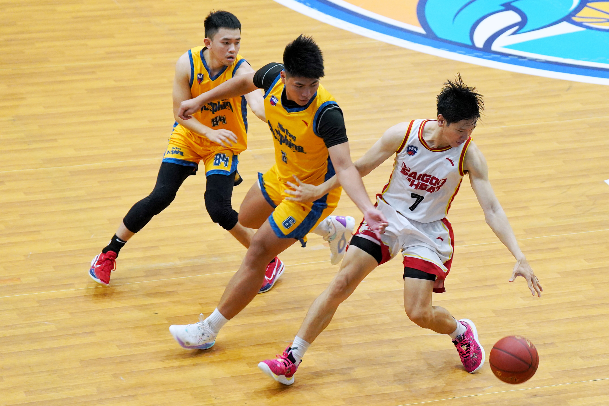 Forward Nguyen Phuc Vinh (C) in action during the third game between the Nha Trang Dolphins and the Saigon Heat in the 2023 VBA Finals. Photo: VBA