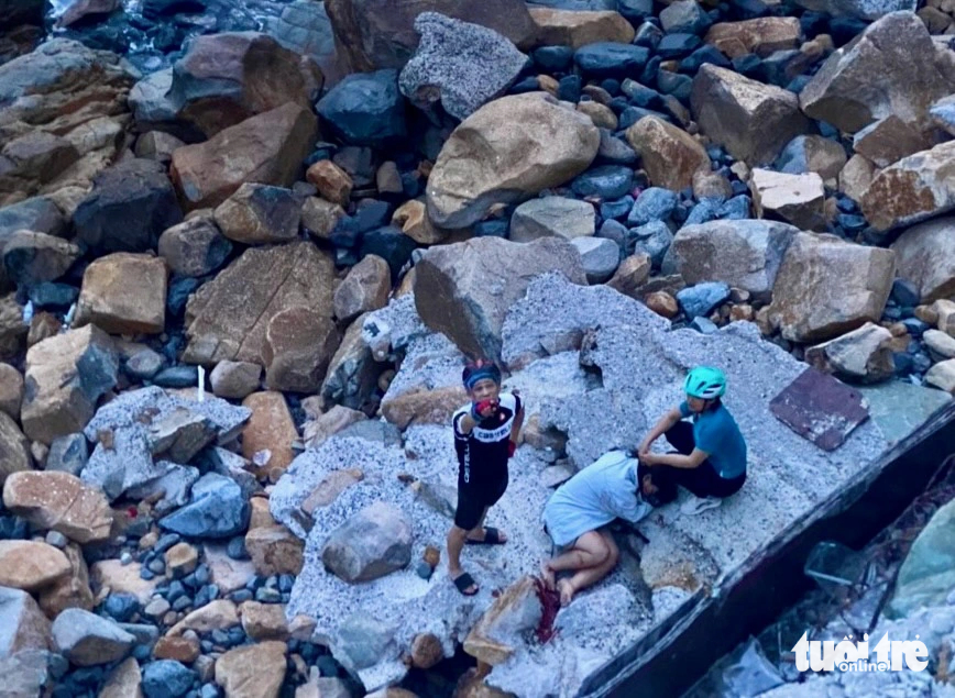 The victim was injured after falling off a cliff with lots of jagged rocks. Photo: Ngoc Chi / Tuoi Tre