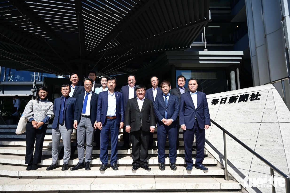 Representatives of the organizing board of the Vietnam Phở Festival 2023 are pictured standing in front of the headquarters of Mainichi. Photo: Quang Dinh / Tuoi Tre