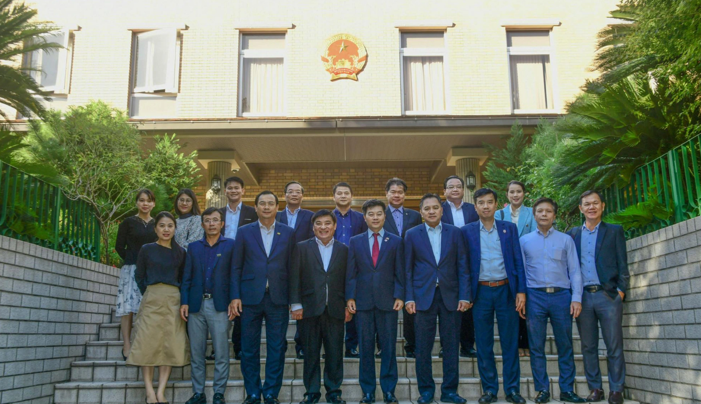 The organizing board of the Vietnam Phở Festival 2023 poses for a photo in front of the headquarters of the Vietnamese Embassy in Japan. Photo: Tuoi Tre