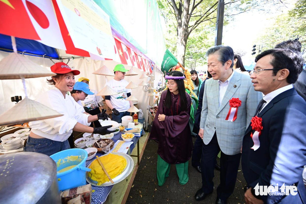Deputy editor-in-chief of Tuoi Tre Newspaper Tran Xuan Toan (right) and Chief Representative of Japan's Komeito party Yamaguchi Natsuo (second from right) visit a booth after the opening ceremony of the Vietnam Pho Festival 2023 at Yoyogi Park in Tokyo, Japan on October 7, 2023. Photo: Quang Dinh / Tuoi Tre
