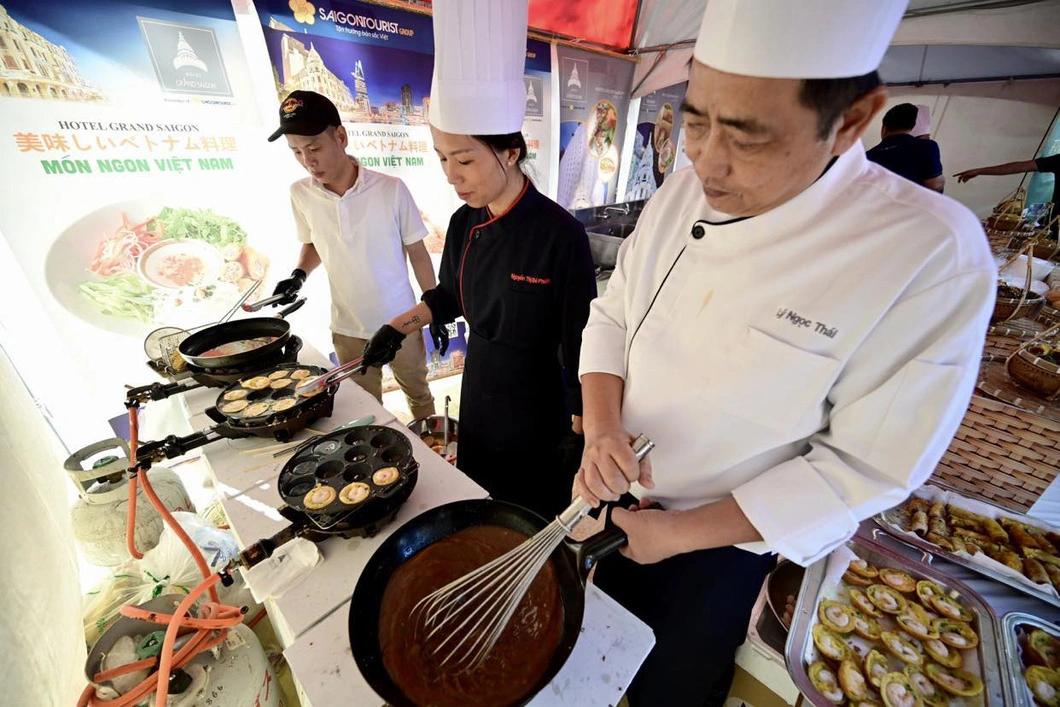 The Vietnam Pho Festival 2023 also features other Vietnamese dishes. In this photos, chefs are making banh khot (Vietnamese savory mini pancakes) at Yoyogi Park in Tokyo, Japan on October 7, 2023. Photo: Quang Dinh / Tuoi Tre