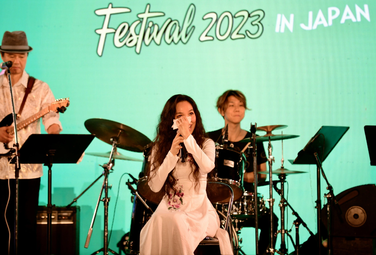 Hien Thuc is touched by her renowned song ‘Nhat Ky Cua Me.’ Photo: Tuoi Tre