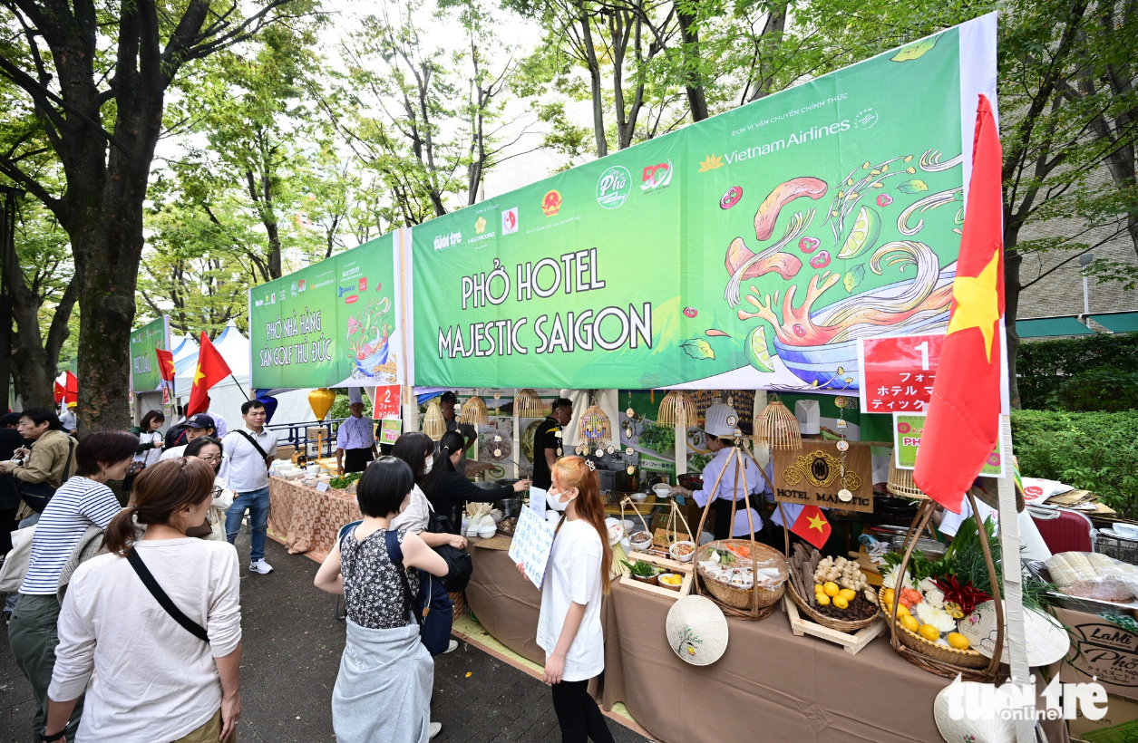Event-goers wait for bowls of pho at a stall run by Hotel Majestic Saigon on October 8, 2023. Photo: Tuoi Tre