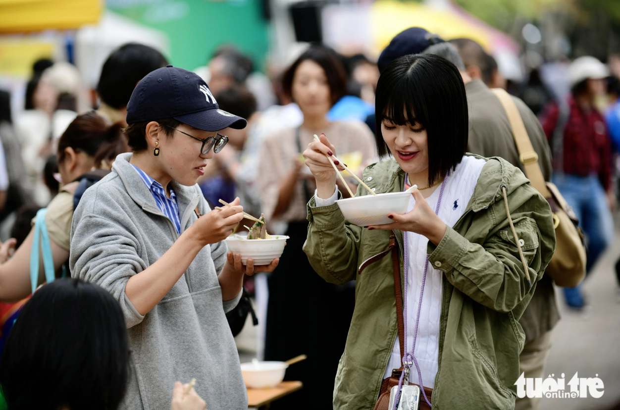 Many Japanese say that standing to enjoy noodles is popular. Photo: Tuoi Tre