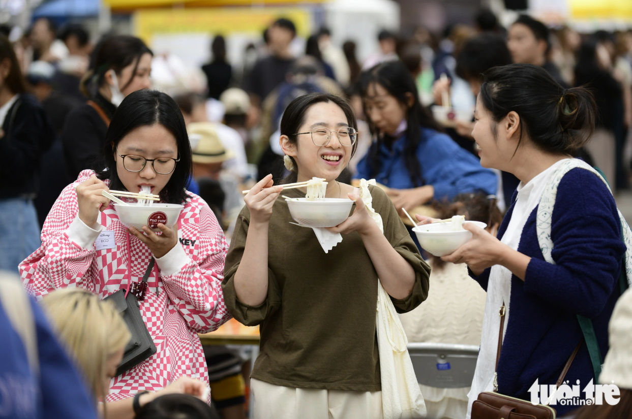 Ha Phuong, Hong Linh and Thu Tra have traveled to Japan for three months, saying that they really long for pho. Photo: Tuoi Tre