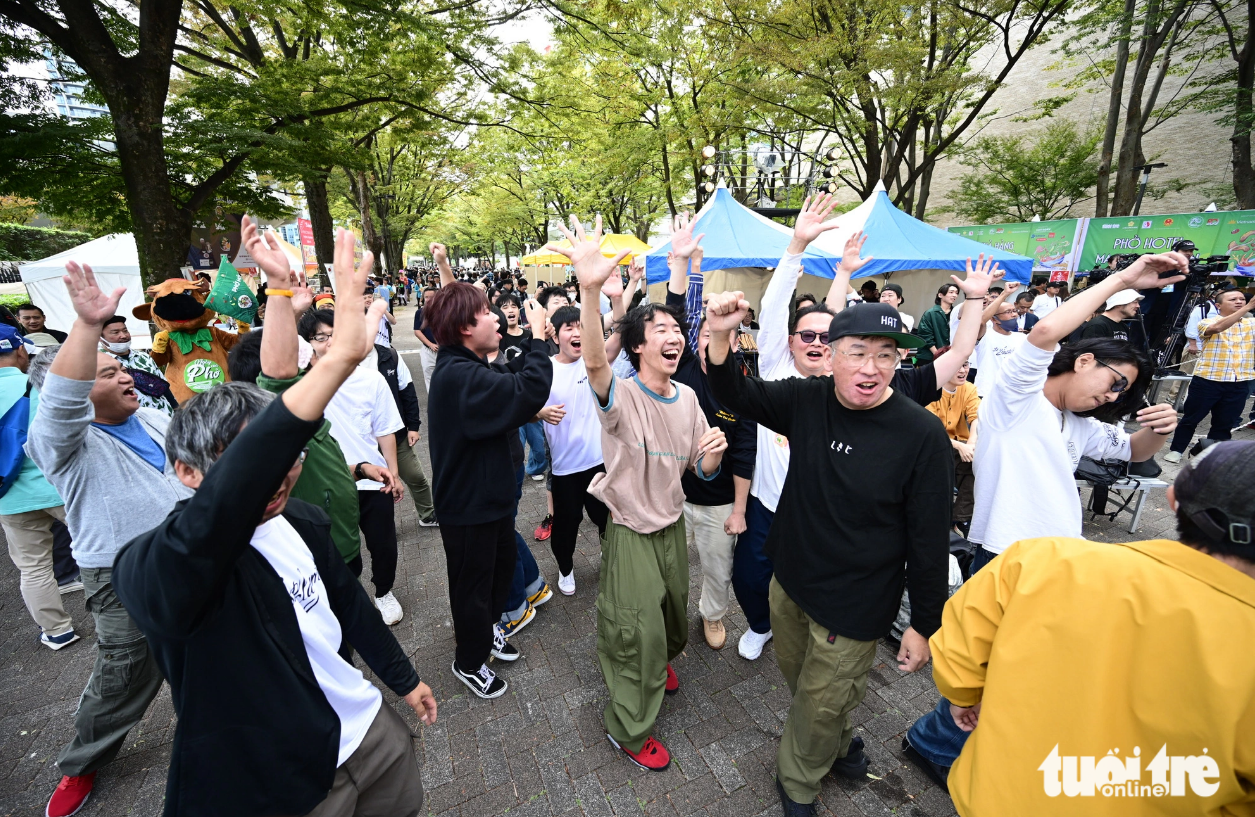 Art performances at Yoyogi Park cheer fest-goers up. Photo: Tuoi Tre