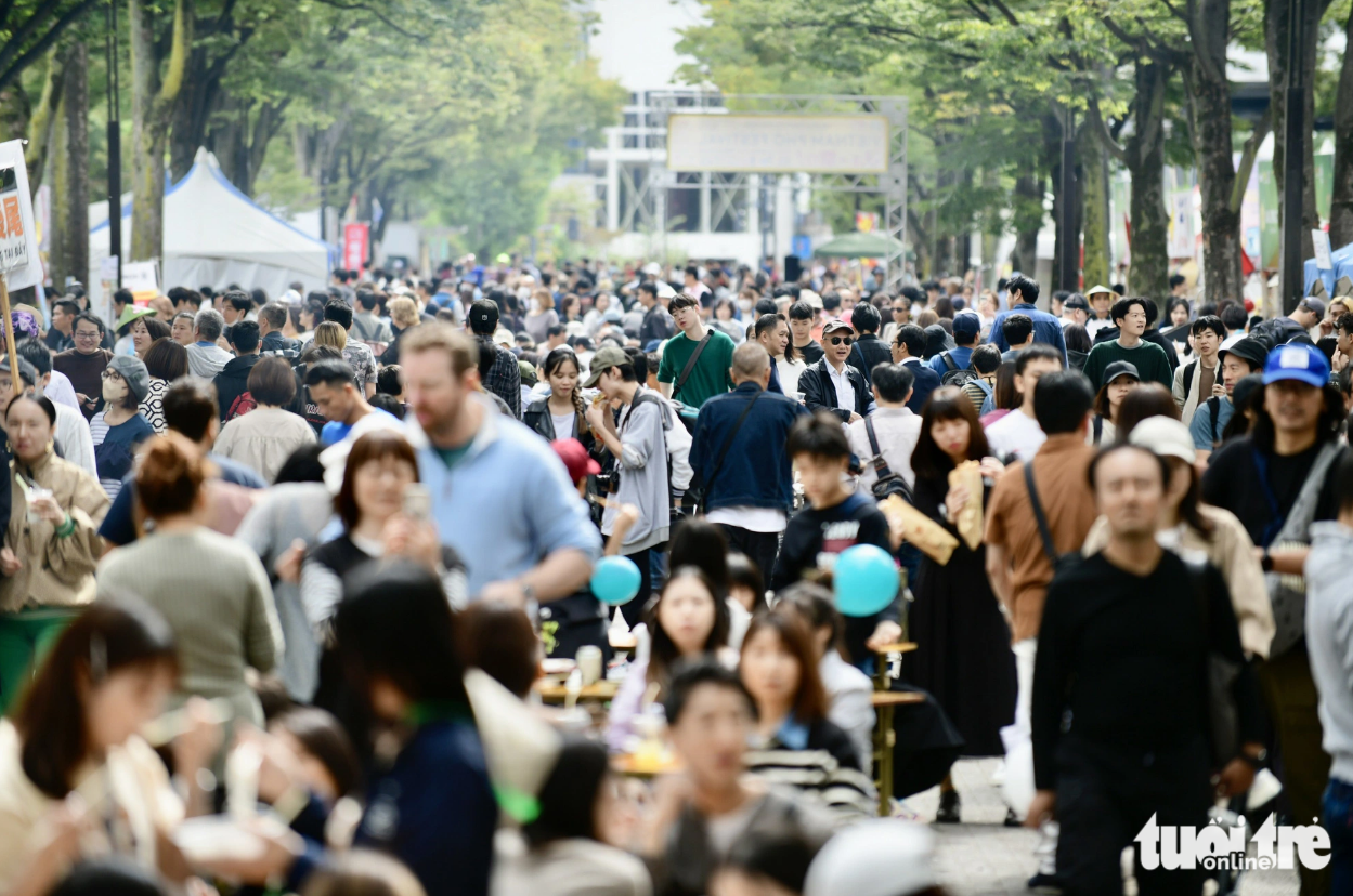 Throngs of visitors eager to join the Vietnam Phở Festival 2023 at Yoyogi, Tokyo. Photo: Tuoi Tre
