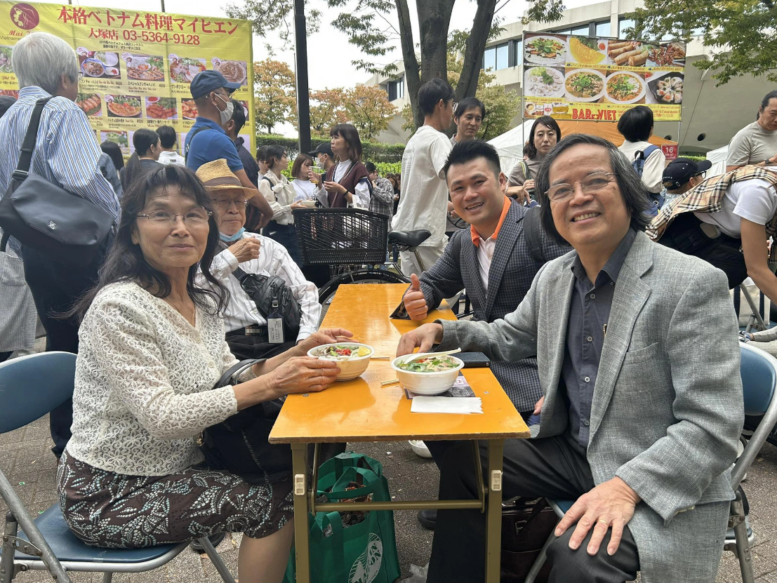 Professor Tran Van Tho (first, right) and his family members enjoy the homeland dish. Photo: Quang Dinh / Tuoi Tre