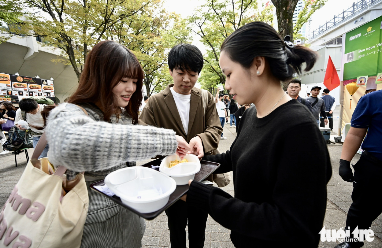 Young people savor Vietnamese dishes during the Vietnam Phở Festival 2023. Photo: Tuoi Tre