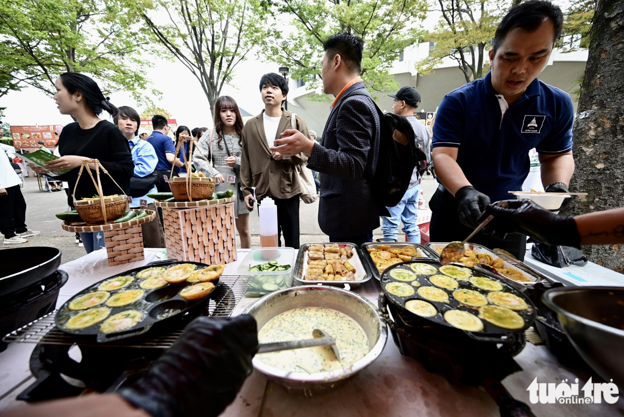 Japanese revelers are also fond of banh xeo (Vietnamese rice pancake), and banh khot (Vietnamese mini savory pancake), apart from pho. Photo: Tuoi Tre