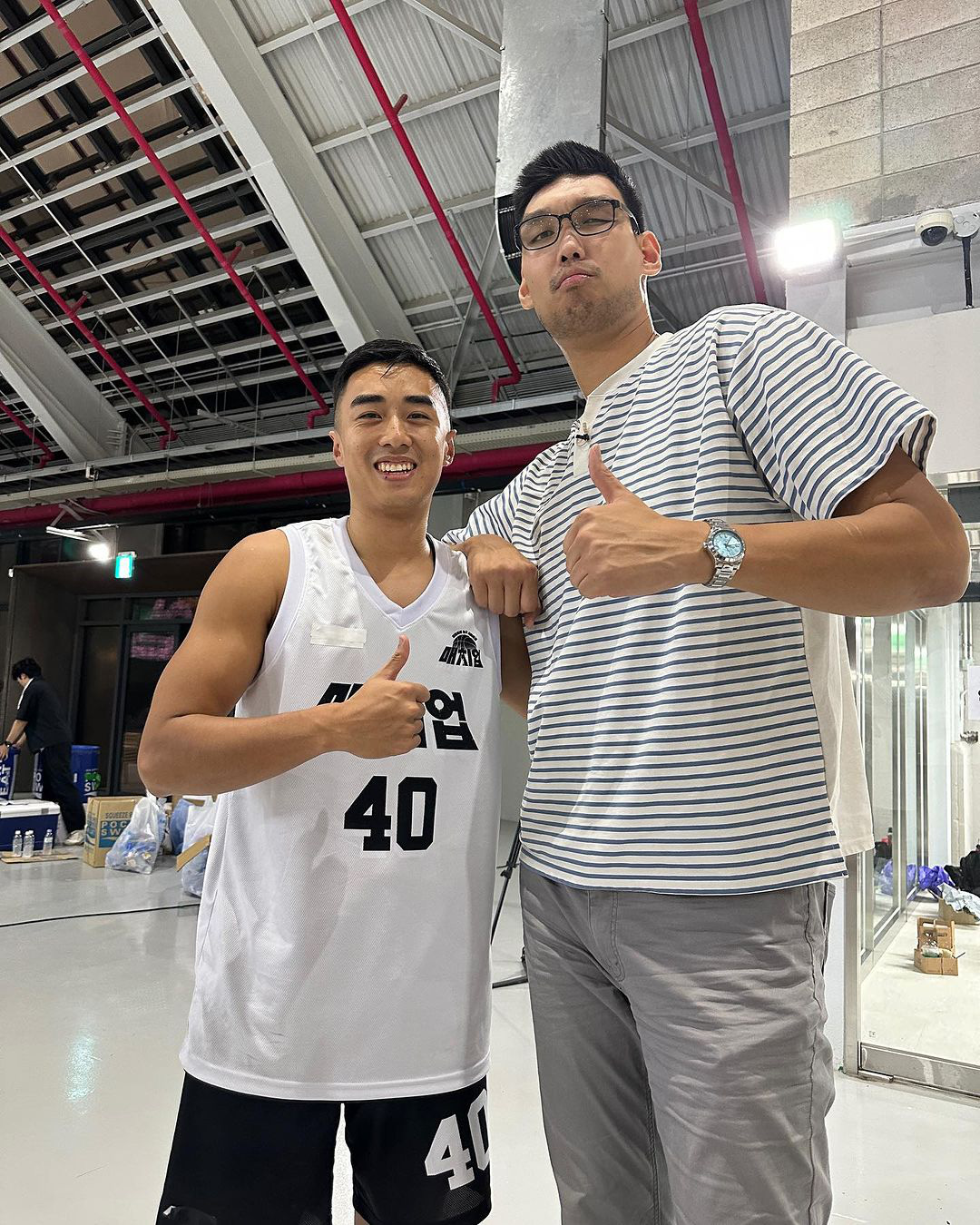 Vietnamese former basketball player Stefan Nguyen Tuan Tu (L) poses with South Korean basketball icon Ha Seung Jin. Photo: VBA