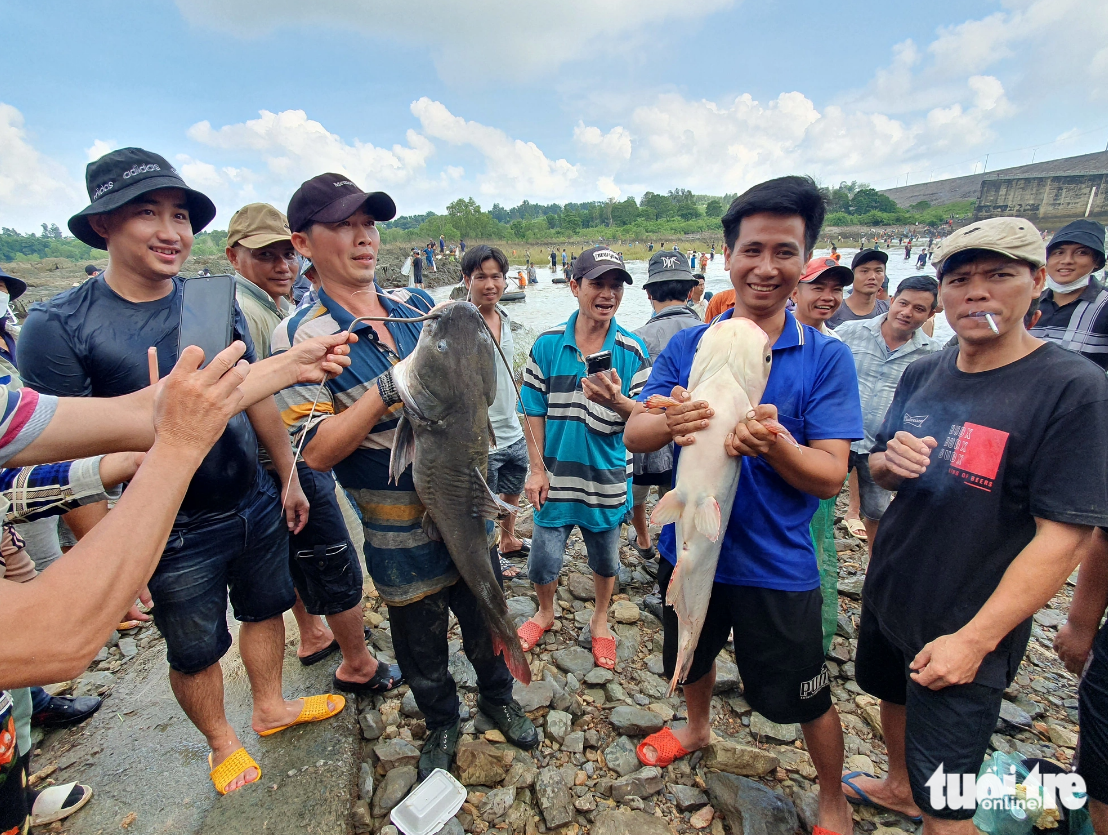 Two men boast their big catches. Photo: Tuoi Tre