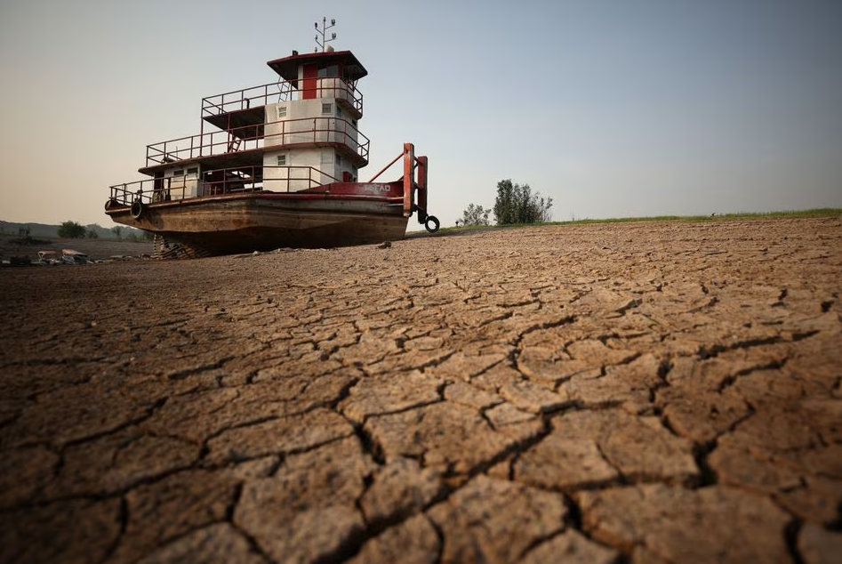 A boat is pictured stranded on Puraquequara Lake, which has been affected by drought, in Manaus, Brazil, October 6, 2023. Photo: Reuters