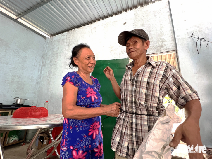 Hai and his wife care deeply for each other. Photo: Yen Trinh / Tuoi Tre