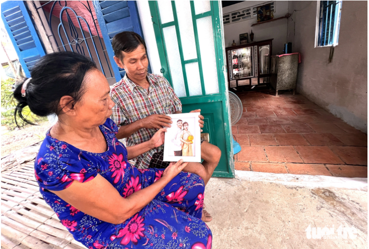 The couple misses their daughter who lives far away. Photo: Yen Trinh / Tuoi Tre