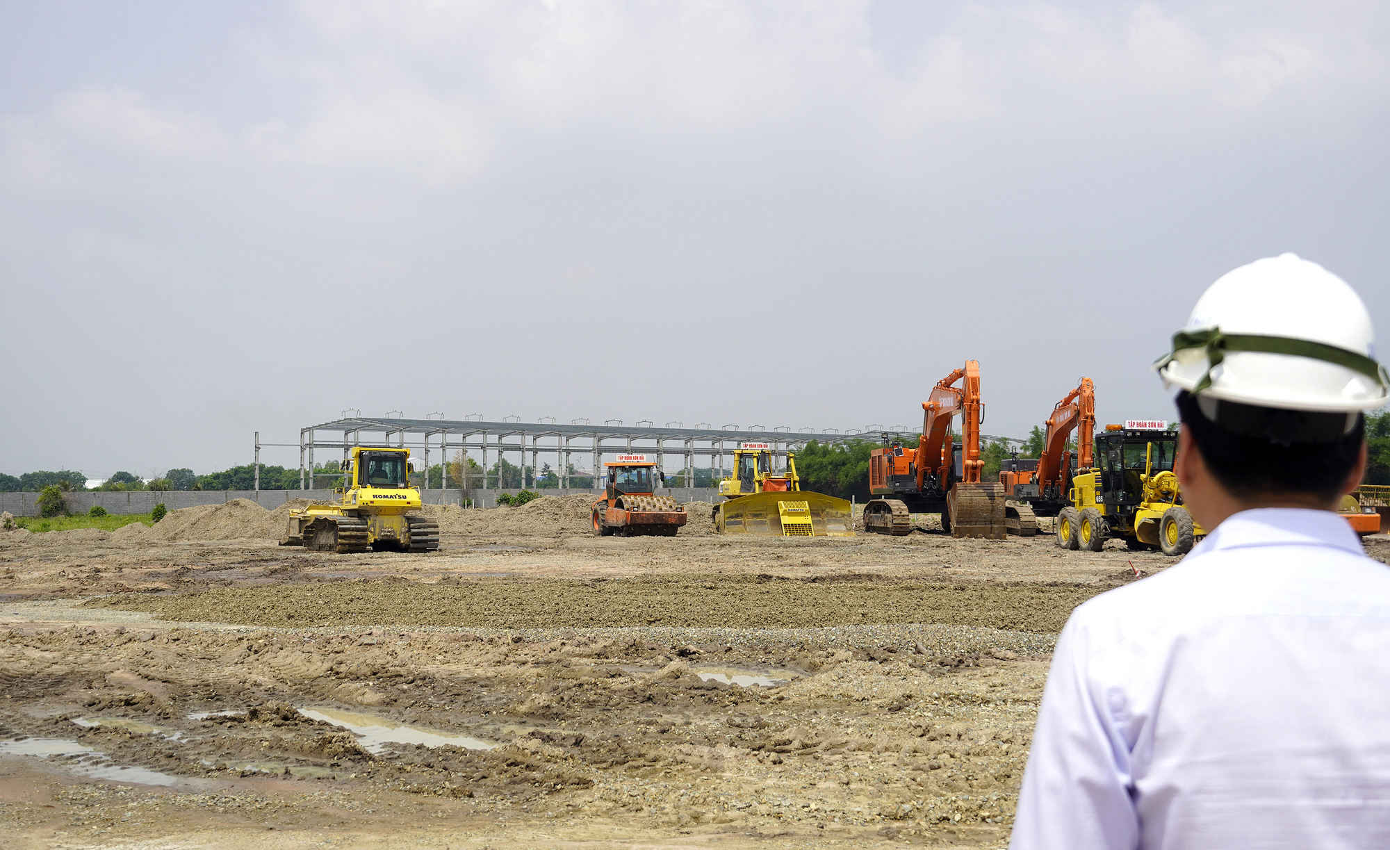 Vehicles works at the construction site of a highway connecting Bien Hoa City of Dong Nai Province and Vung Tau City of Ba Ria-Vung Tau Province. Photo: Dong Ha / Tuoi Tre