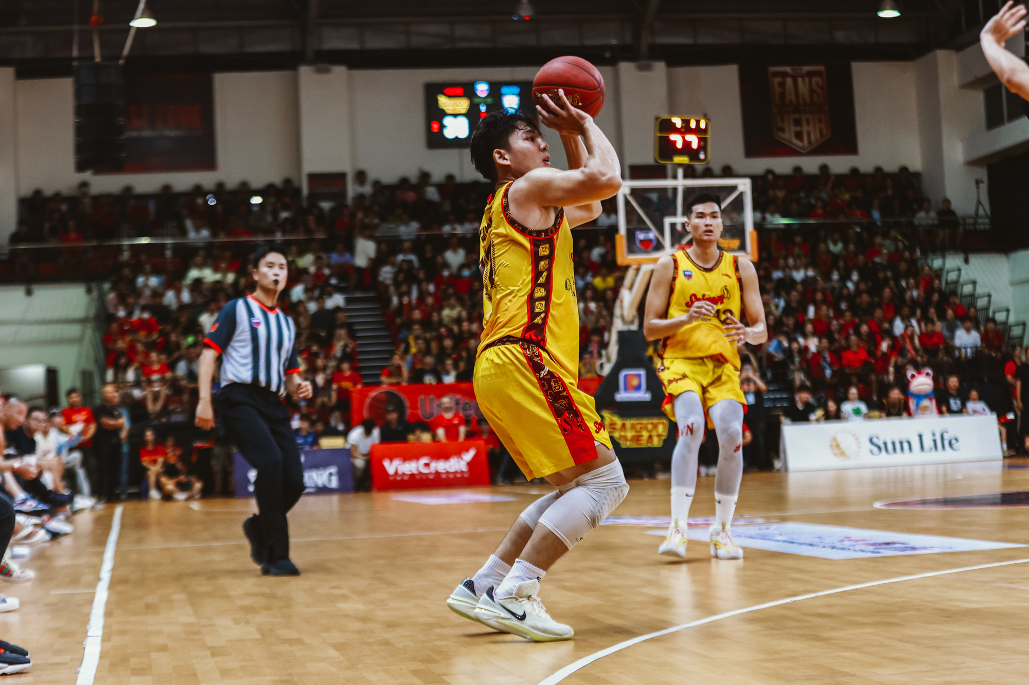 Saigon Heat’s Vo Kim Ban competes during the 2023 VBA final match against the Nha Trang Dolphins. Photo: VBA