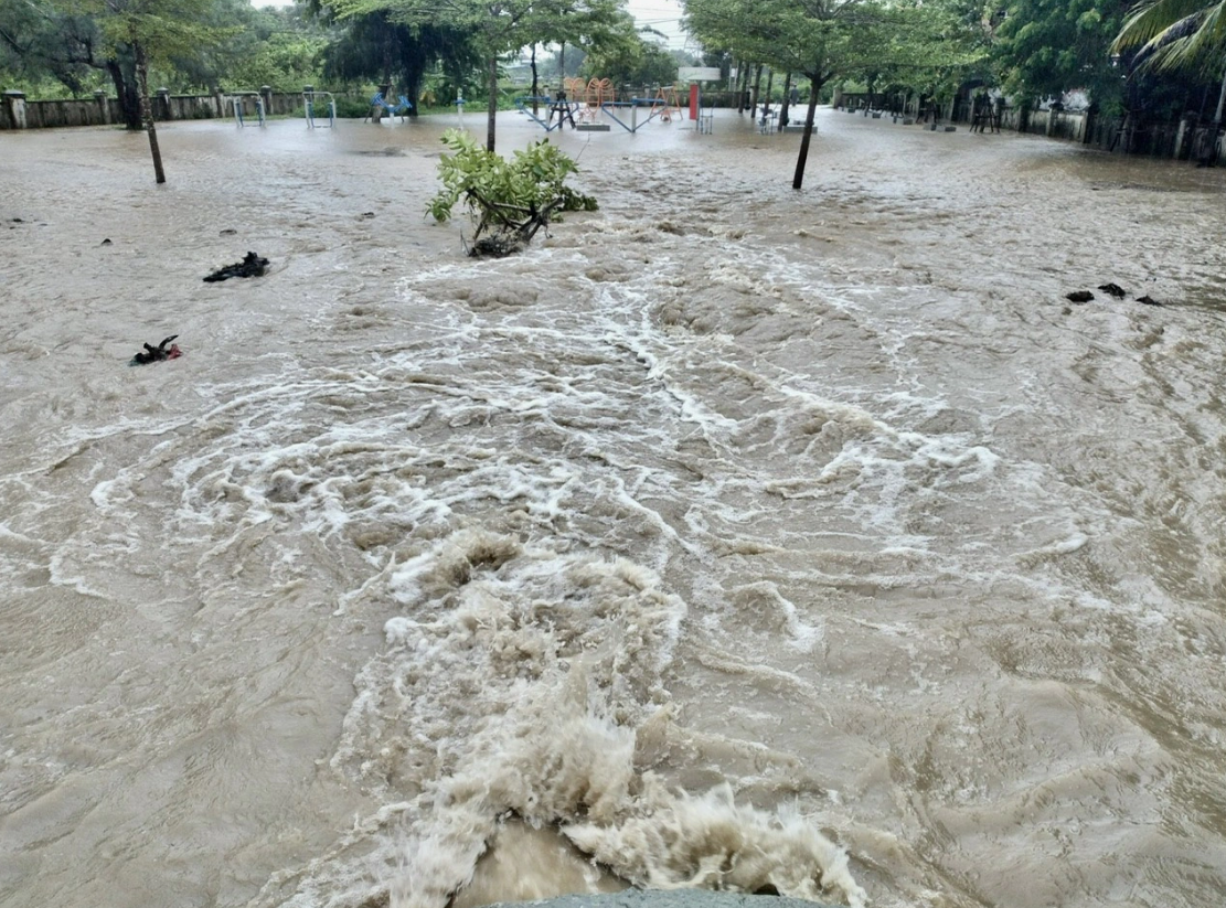 A park in Hoa Tho Tay Ward in Cam Le District is drenched by rainwater. Photo: Truong Trung / Tuoi Tre
