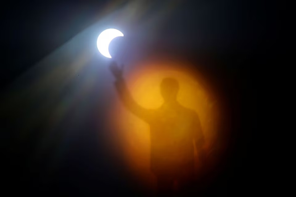 The Moon crosses in front of the Sun over Memorial Juscelino Kubitschek, during an Annular Eclipse in Brasilia, Brazil, October 14. Photo: Reuters
