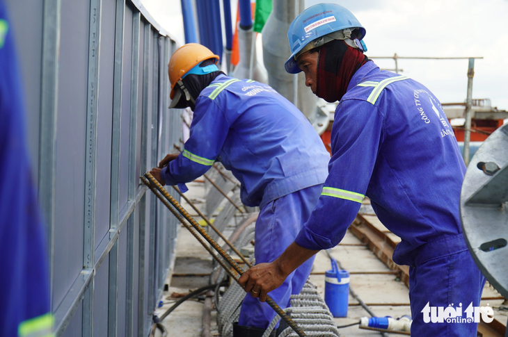 Workers at the construction site of the My Thuan 2 Bridge. Photo: Mau Truong / Tuoi Tre