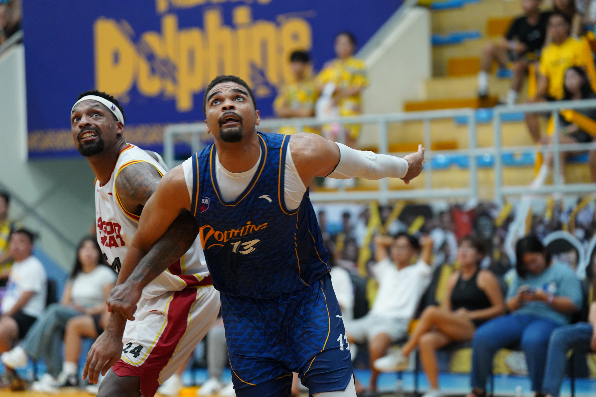 Robert Sampson (R) of the Nha Trang Dolphins and Kentrell Barkley of the Saigon Heat during the 2023 VBA season. Photo: VBA