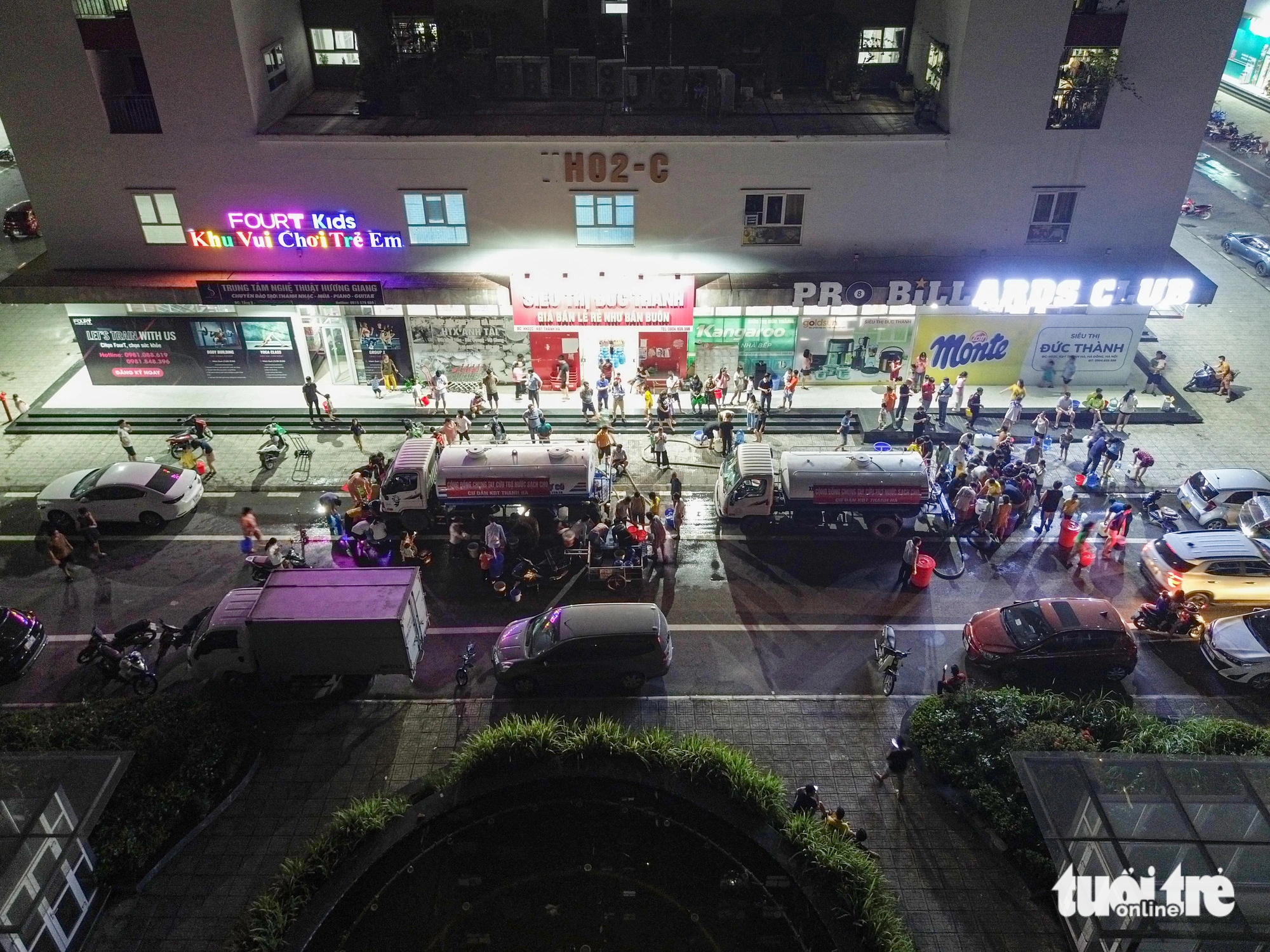 Residents of Thanh Ha urban area wait to fetch water from tank trucks in Thanh Oai District, Hanoi, October 17, 2023. Photo: Hong Quang / Tuoi Tre