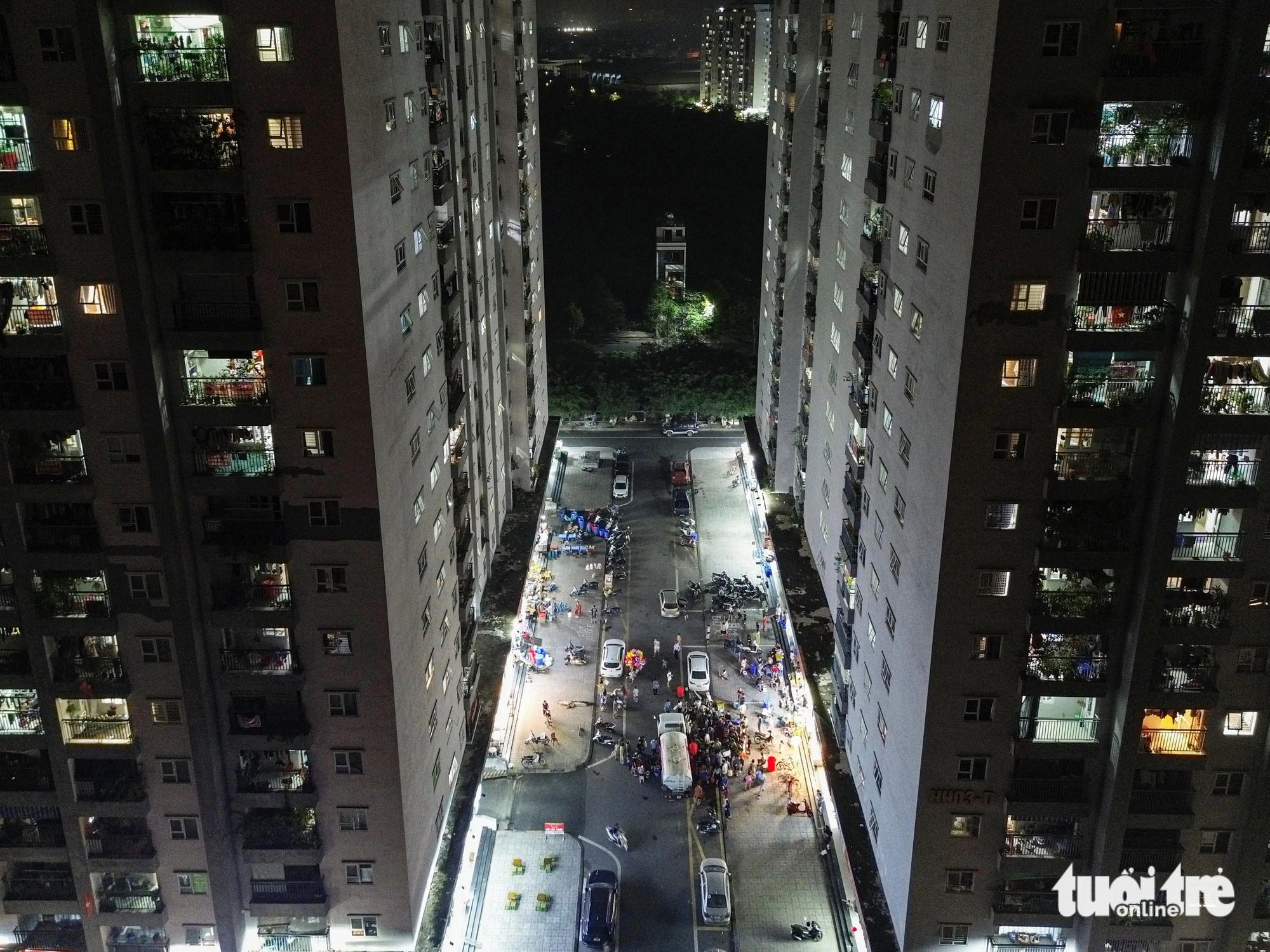 Residents of Thanh Ha urban area wait to fetch water from tank trucks in Thanh Oai District, Hanoi, October 17, 2023. Photo: Hong Quang / Tuoi Tre