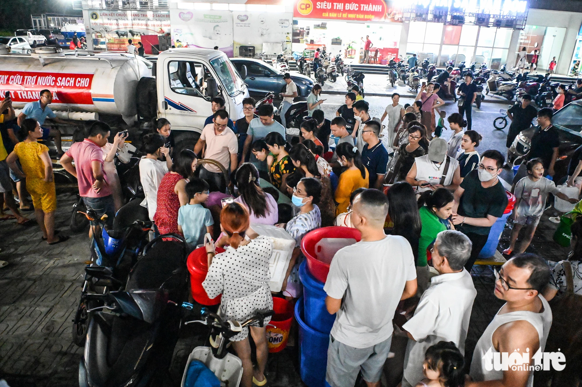 Residents of Thanh Ha urban area wait to fetch water from tank trucks in Thanh Oai District, Hanoi, October 17, 2023. Photo: Hong Quang / Tuoi Tre