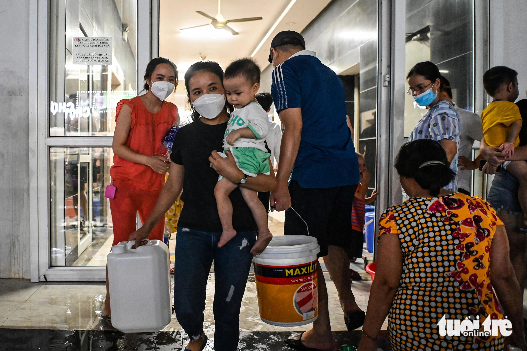 Residents of Thanh Ha urban area fetch water from tank trucks in Thanh Oai District, Hanoi, October 17, 2023. Photo: Hong Quang / Tuoi Tre