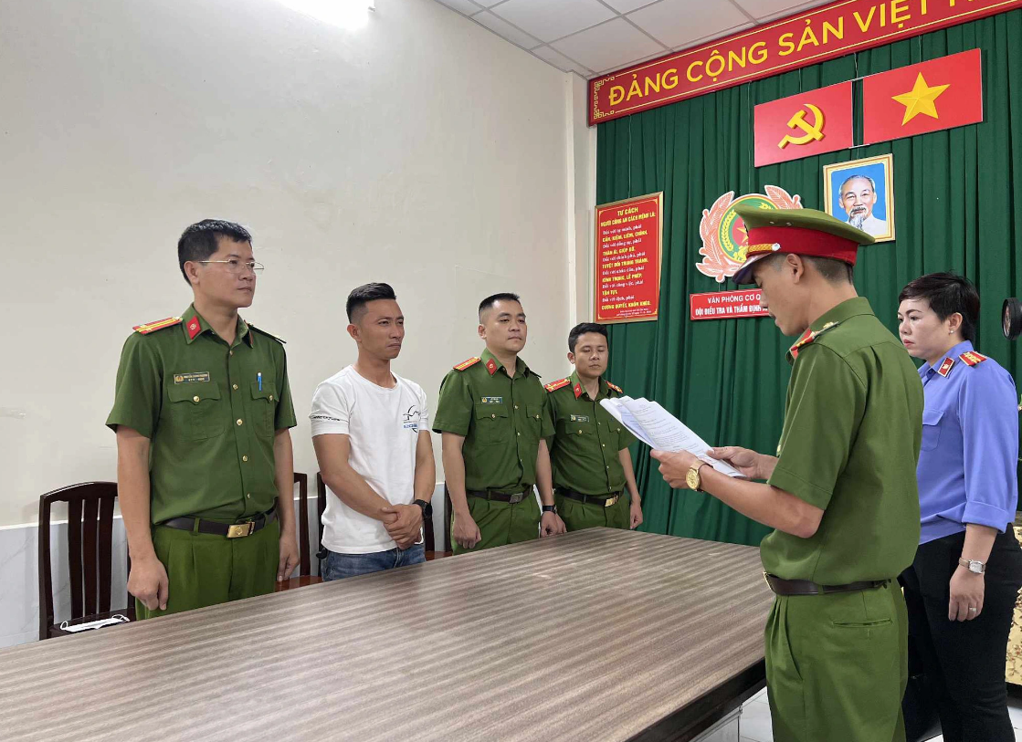 Tran Xuan Dong (wearing a white shirt) is present at a police station. Photo: Supplied
