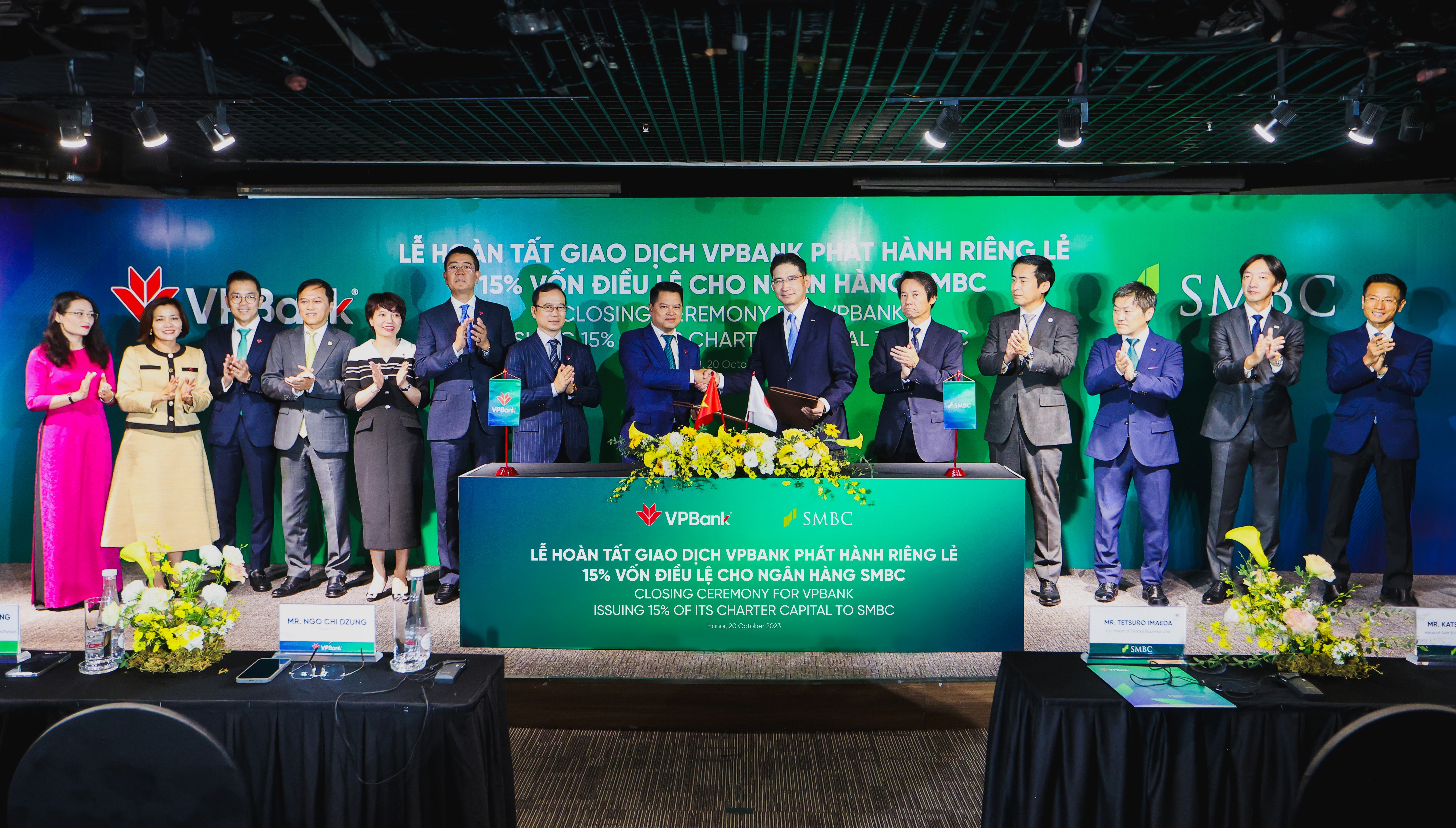 Leaders of the two banks exchanged documents for the completion of the private placement.