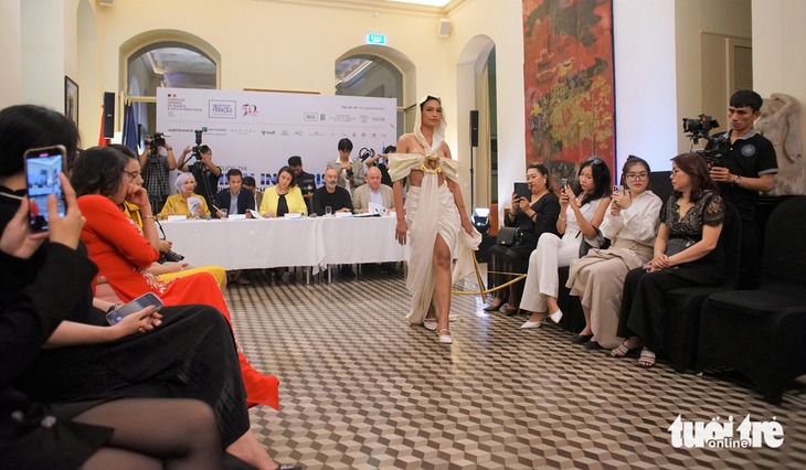 Model H’Ang Nie performed a design in the Luom collection of designer L. - Photo: H.Vy / Tuoi Tre