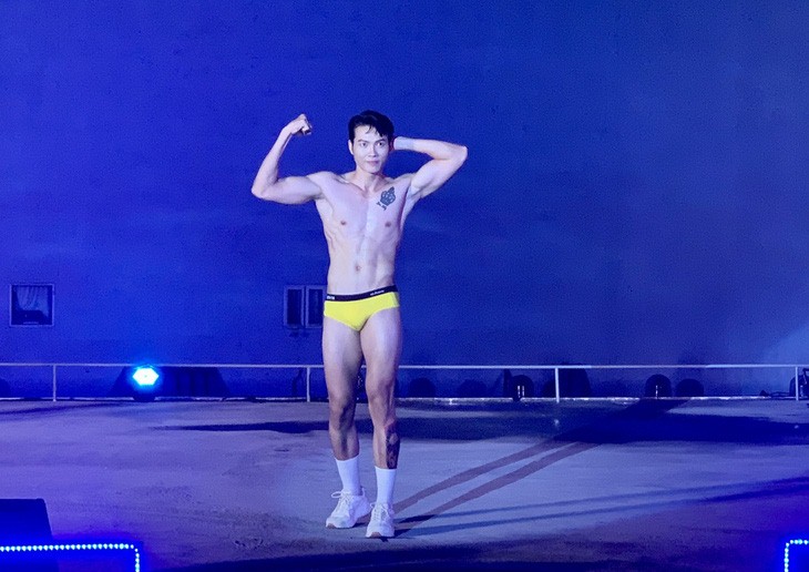A male contestant competes in the swimsuit round of the Fitness Supermodel Vietnam 2023 in Ba Ria-Vung Tau Province in southern Vietnam, October 21, 2023. Photo: Hoai Phuong / Tuoi Tre