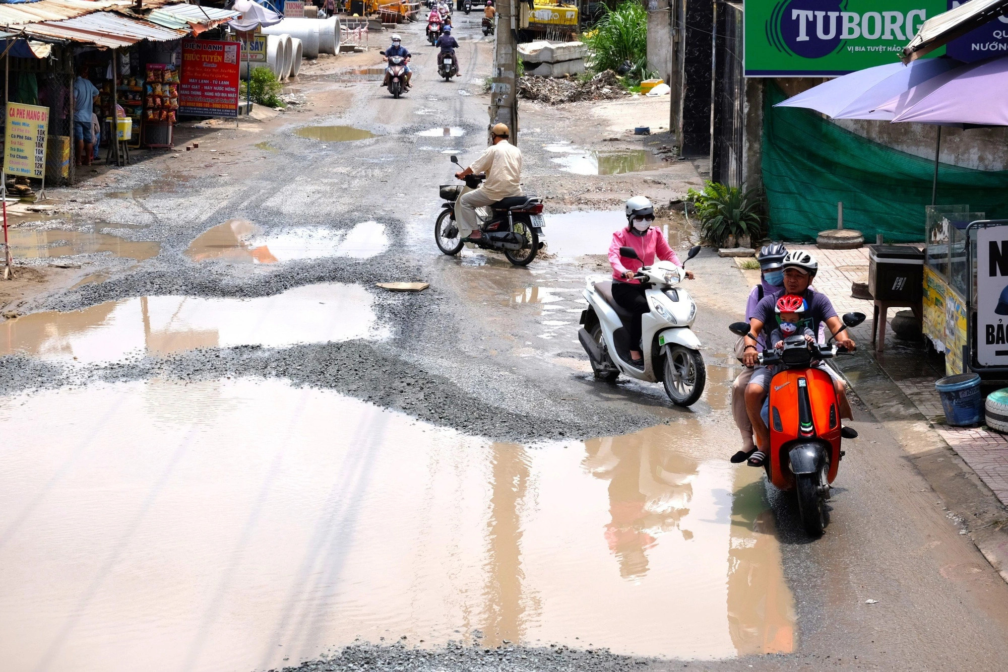Large potholes fill Ho Van Long Street in Binh Tan District. Photo: Phuong Nhi / Tuoi Tre