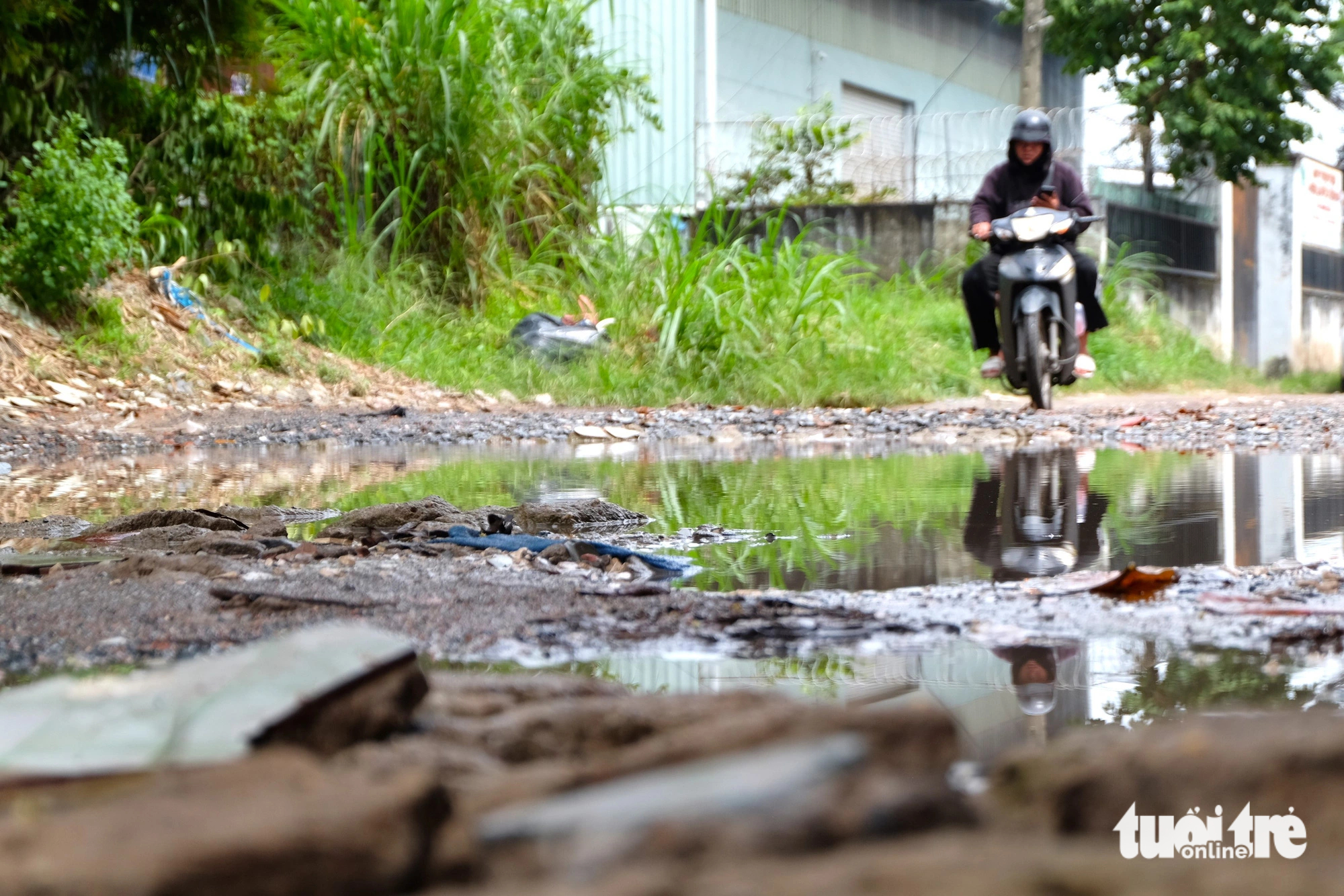 Giac Dao Street in Trung Chanh Commune, Hoc Mon District has seriously aged in the past two years, according to local inhabitants. Photo: Tien Quoc / Tuoi Tre