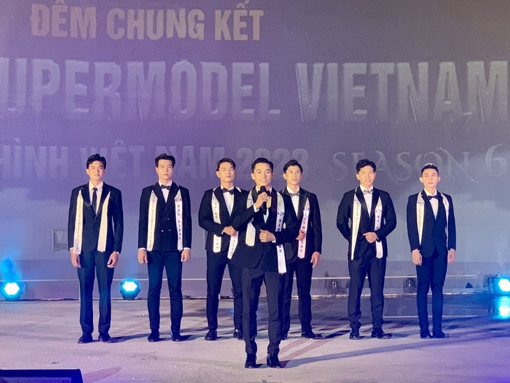 Female candidates in the Q&A round. Photo: Hoai Phuong / Tuoi Tre