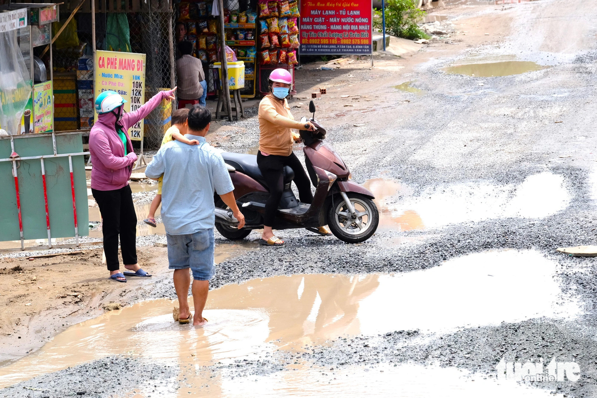 The one-kilometer-long Ho Van Long Street, located in Binh Tan District, is badly damaged and lined with many small and large muddy, waterlogged potholes. Photo: Phuong Nhi / Tuoi Tre