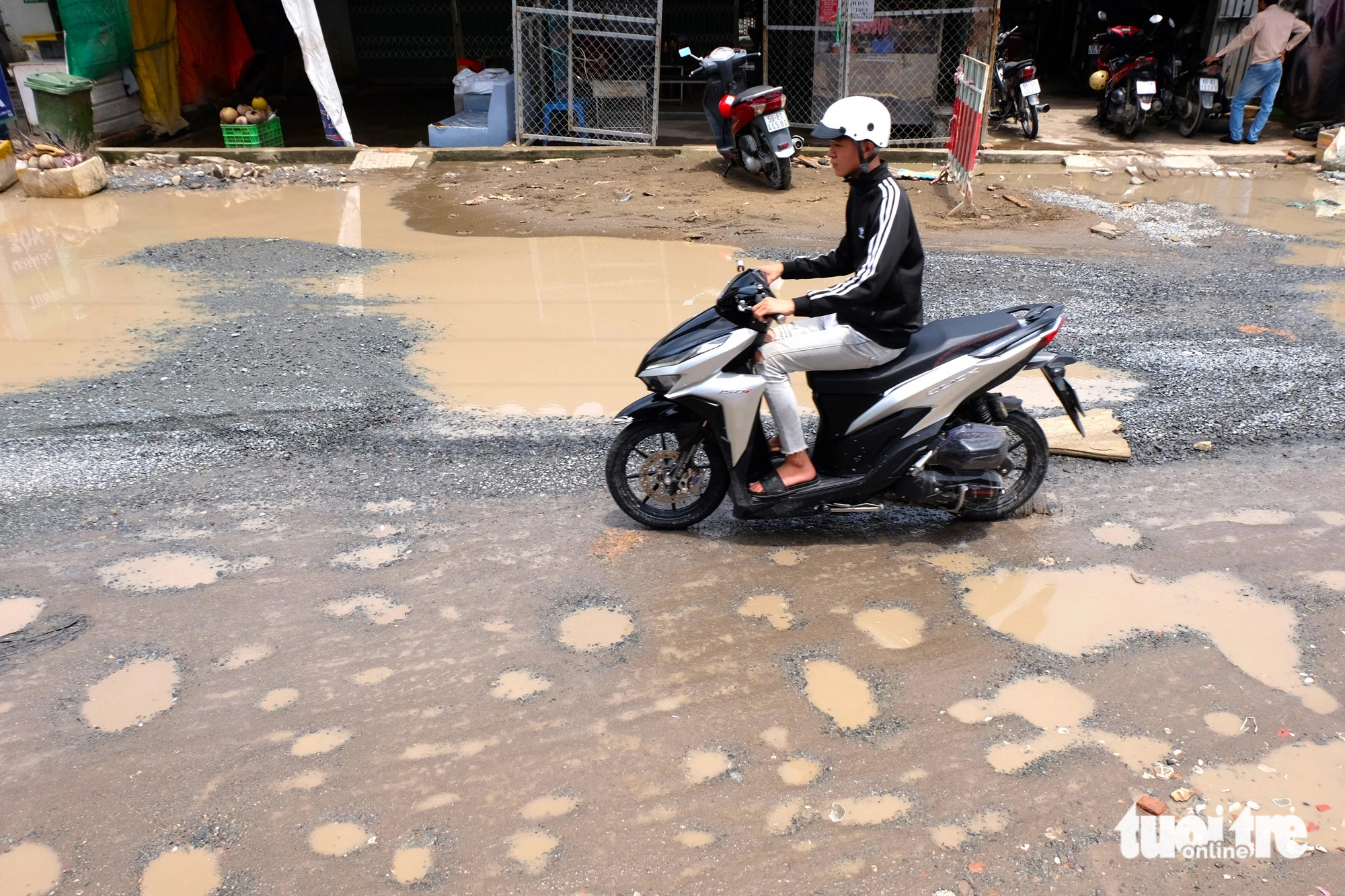 Ho Van Long Street is the main route leading to Binh Tan High School and the Le Thanh-Tan Tao residential area in Binh Tan District, with a daily huge traffic volume. Photo: Phuong Nhi / Tuoi Tre