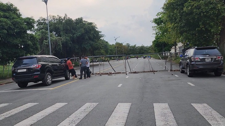 A video screenshot shows barriers erected at two sides of the road section where the two acrobats are filmed.
