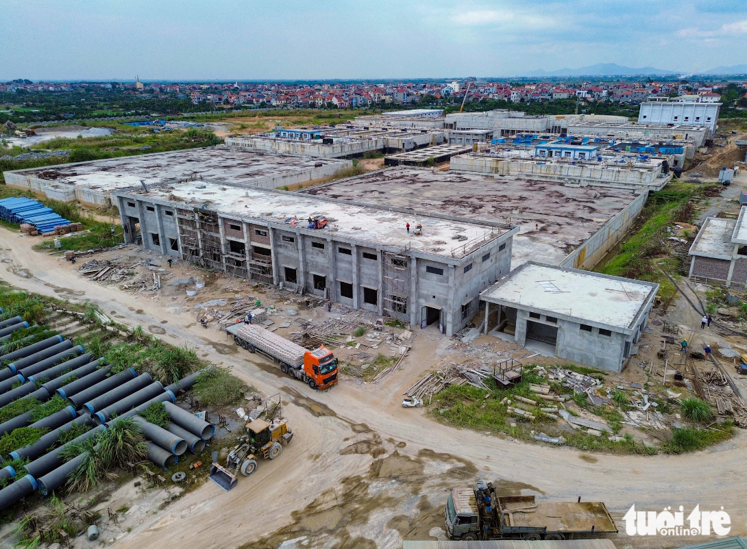 Work on the Red River surface water treatment plant project moves at a snail’s pace, while hundreds of residents in Hanoi are facing a severe shortage of water. Photo: Hong Quang / Tuoi Tre