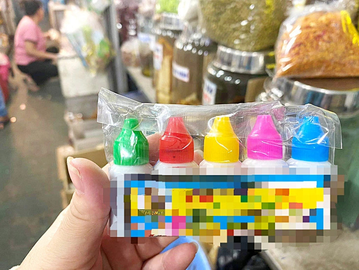 Food color additives without instructions or dosage are potentially fatal. Photo: Ngoc Nhi / Tuoi Tre