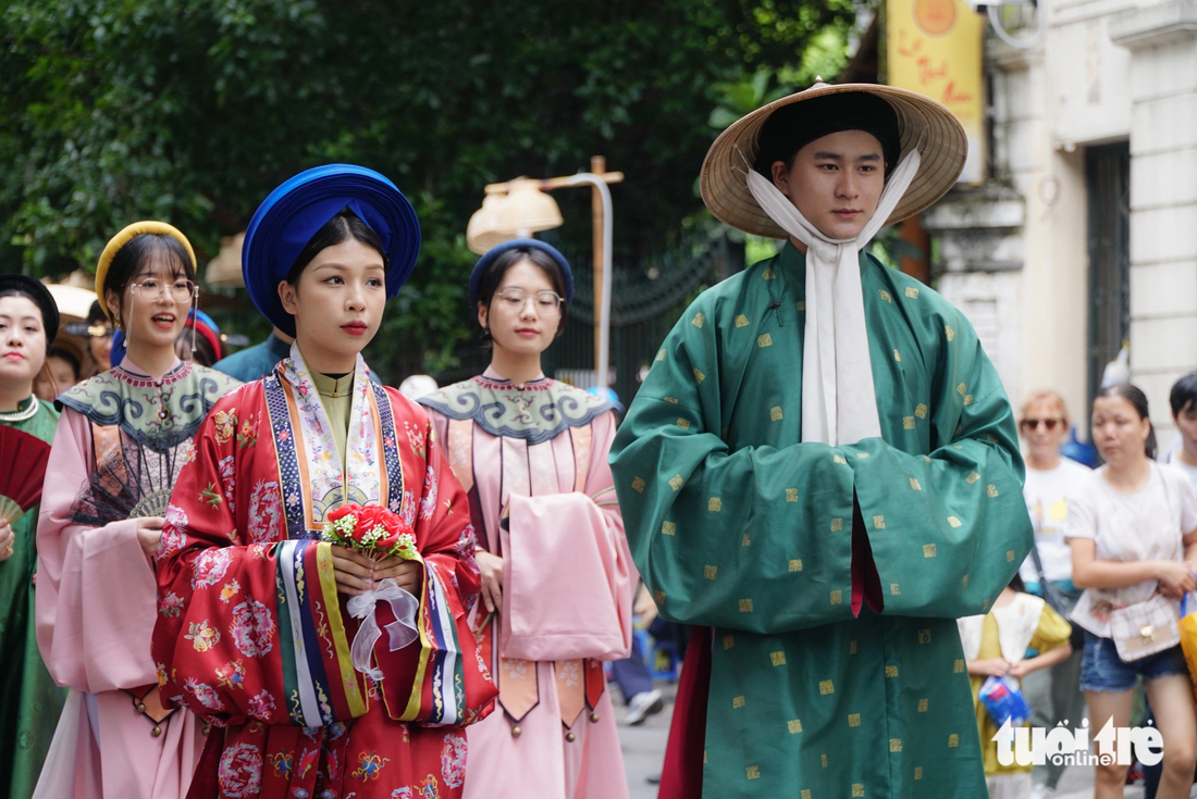 These ancient-style outfits are revived by young people. Photo: Nguyen Hien / Tuoi Tre