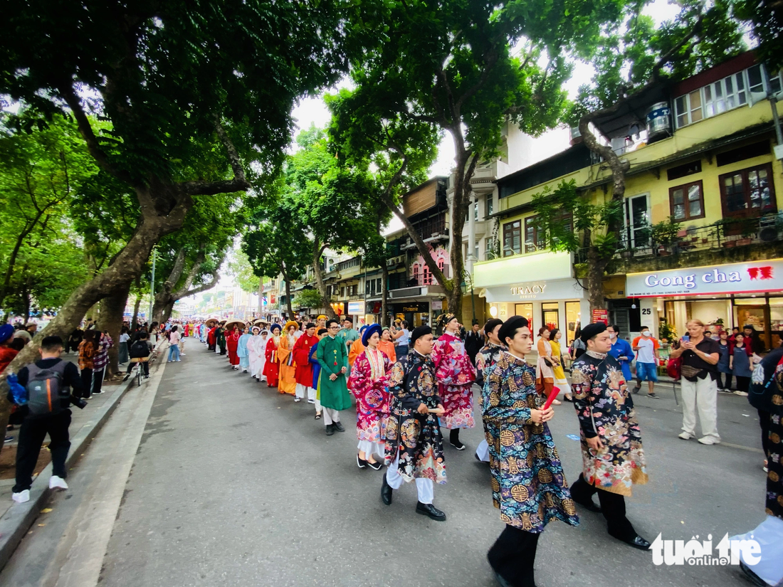 Over 100 young people join the event to promote Vietnamese ancient costumes. Photo: Nguyen Hien / Tuoi Tre