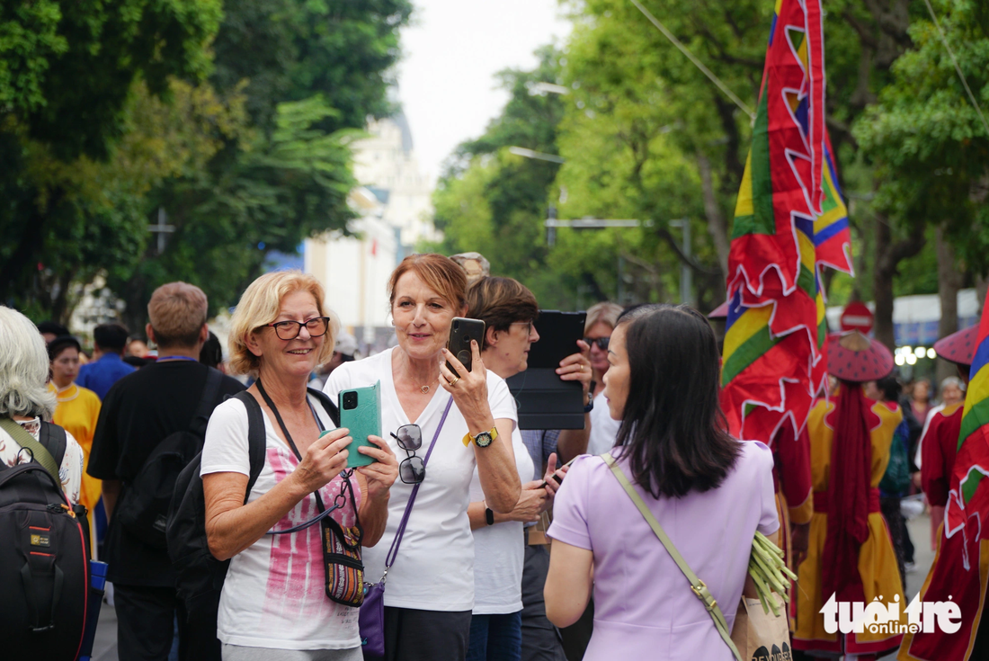 The event attracts the attention of international visitors in Hanoi. Photo: Nguyen Hien / Tuoi Tre